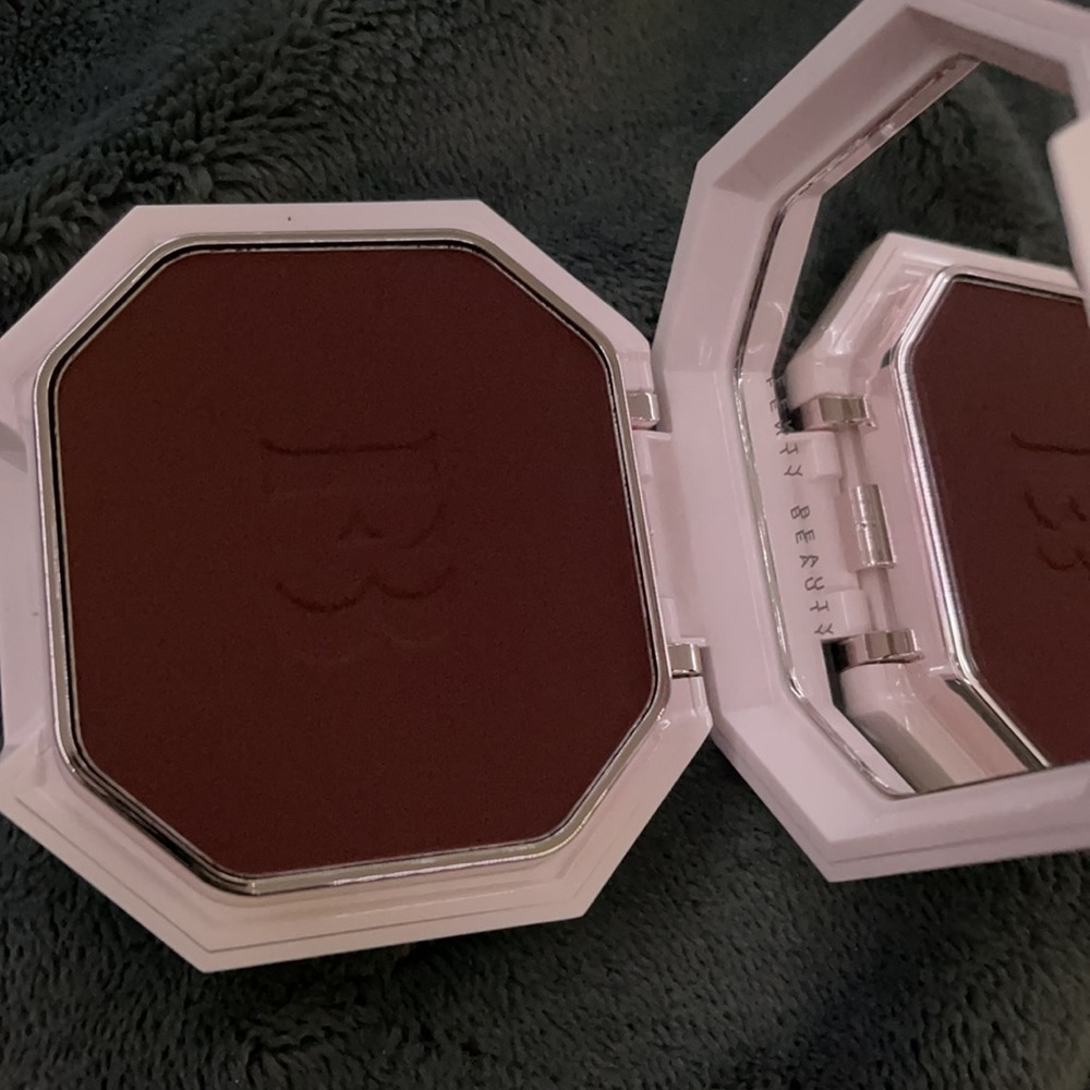 Fenty 495 Pro Filt’r Soft Matte Longwear Powder Foundation - Picture 5 of 5